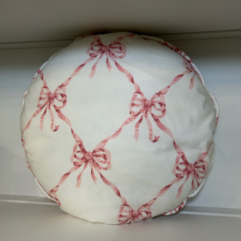 Round White Pillow with Pink Bow Pattern